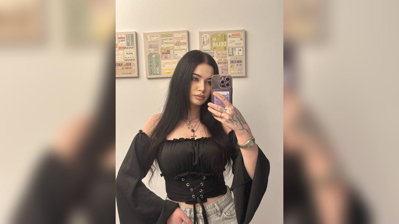 Webcam chat profile for RixiVee: Outfits