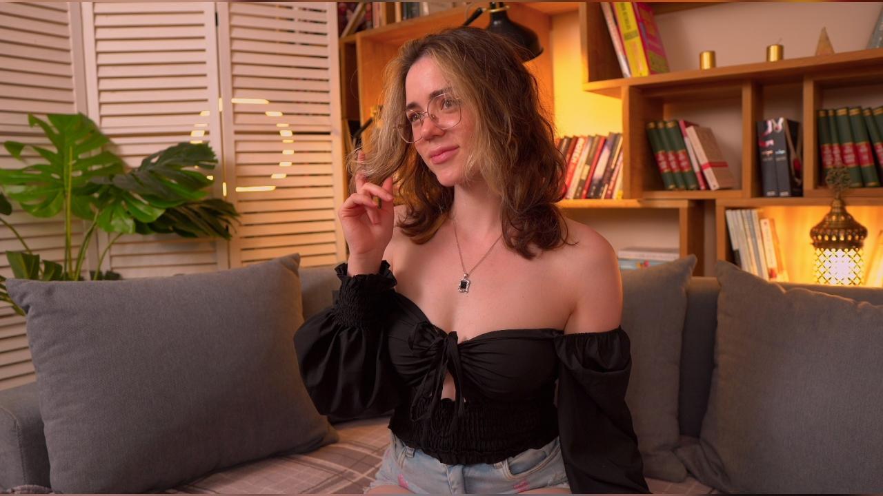 Webcam chat profile for SunnyTeaze: Kissing