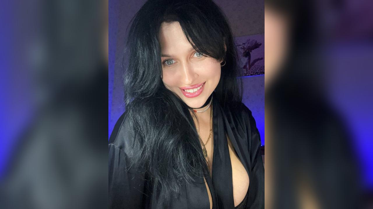 Webcam chat profile for 212MissAurora: Strip-tease