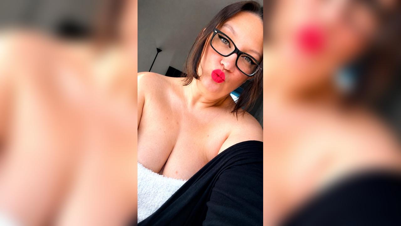 Webcam chat profile for MisssCutiePieXO: Glasses