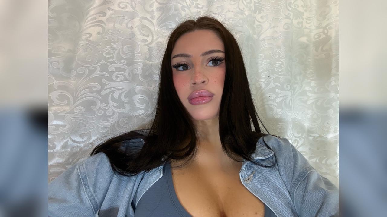 Webcam chat profile for KrisQueen77: Kissing