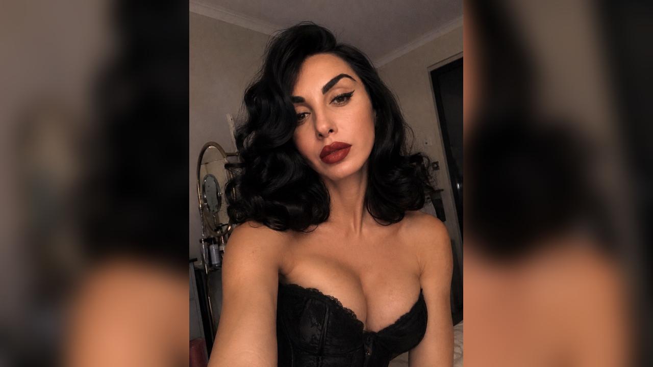 Webcam chat profile for Sofia84: Travel