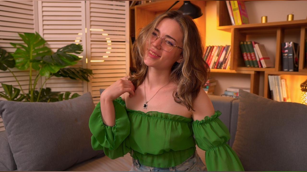 Webcam chat profile for SunnyTeaze: Kissing