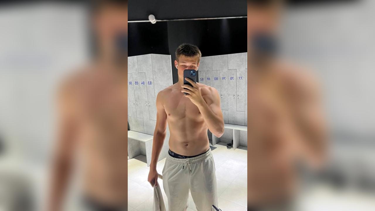Webcam chat profile for HotGent: Kissing