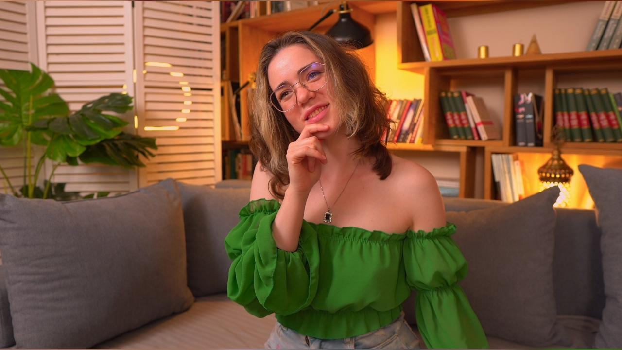 Webcam chat profile for SunnyTeaze: Kissing