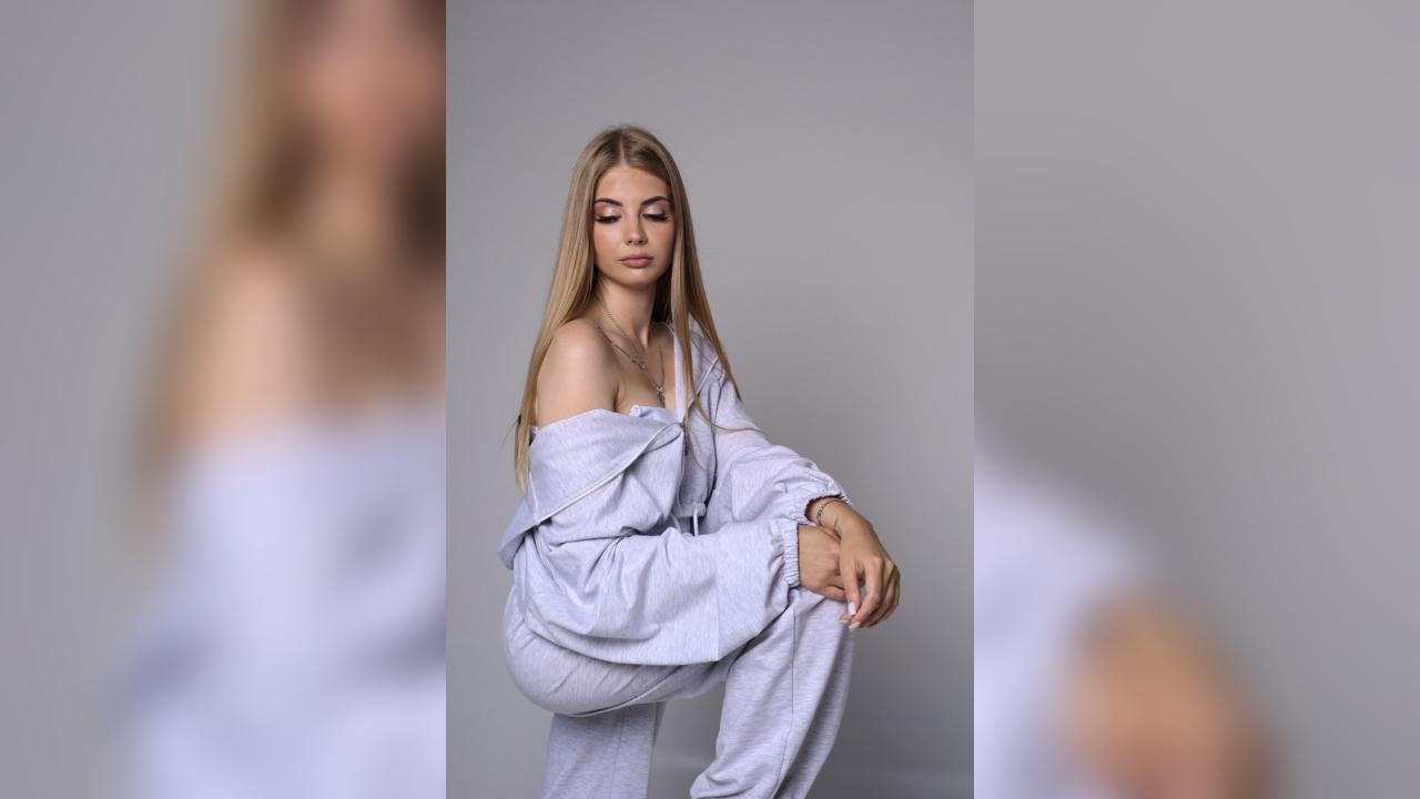 Webcam chat profile for SweetLiiliana