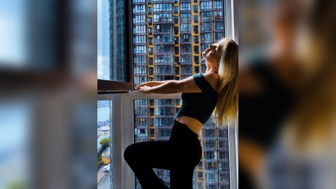 Webcam chat profile for IvoryFox: Legs, feet & shoes