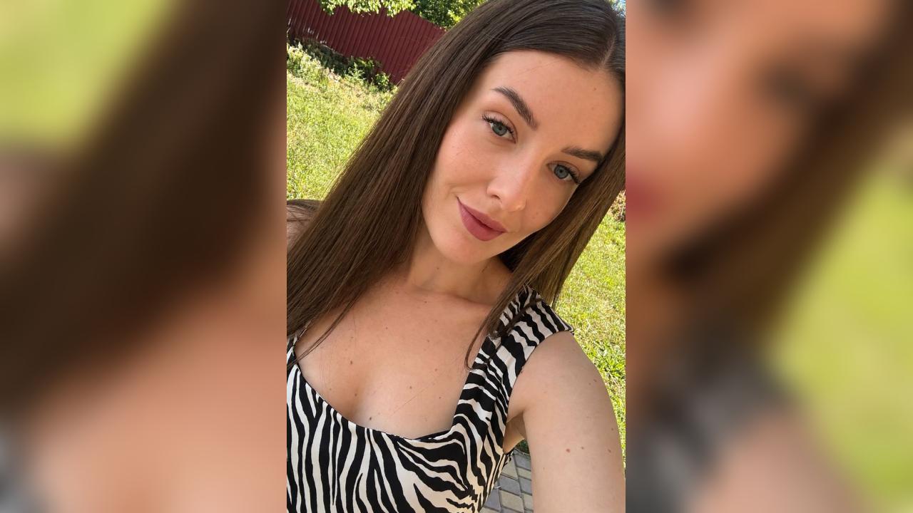 Webcam chat profile for YourLittleSecre: Dancing