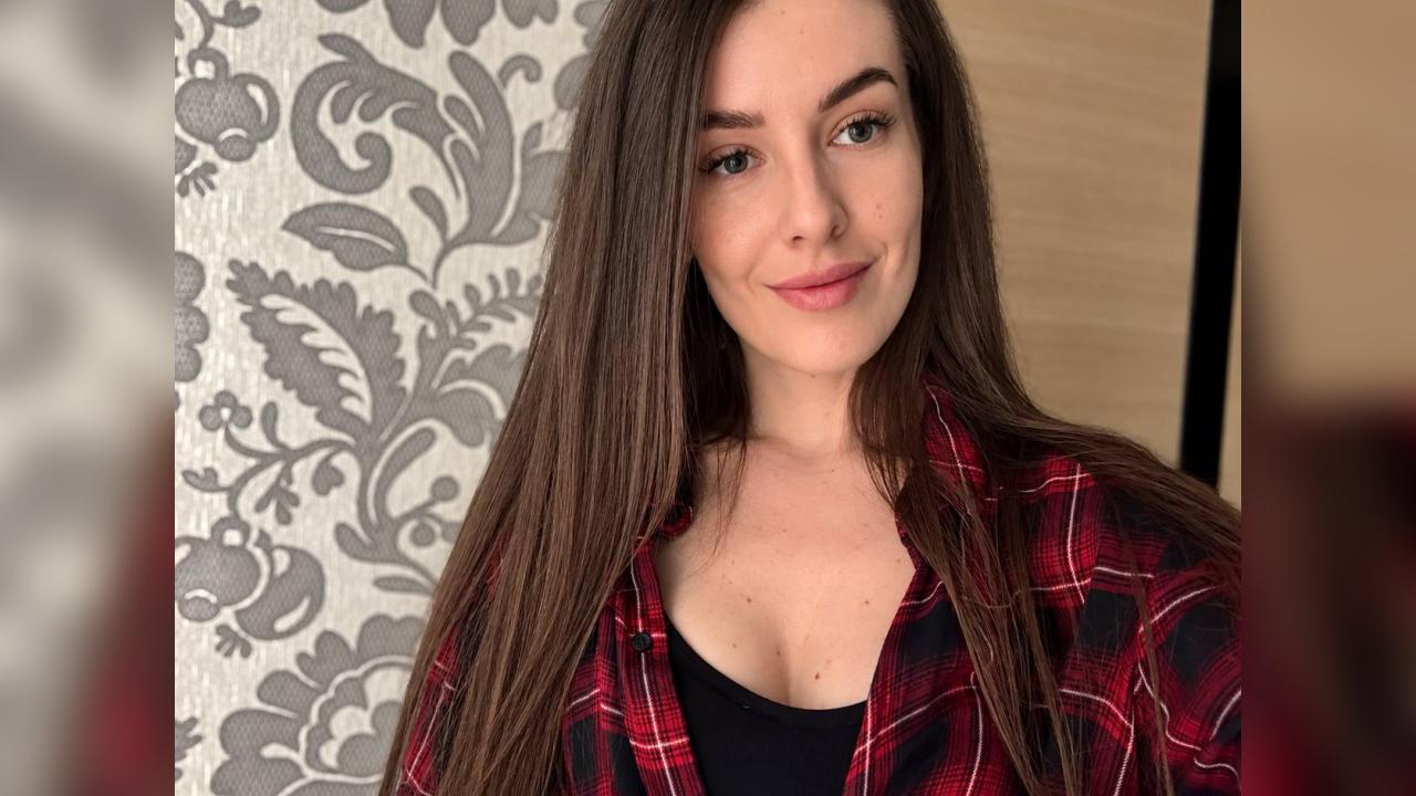 Webcam chat profile for YourLittleSecre: Dancing