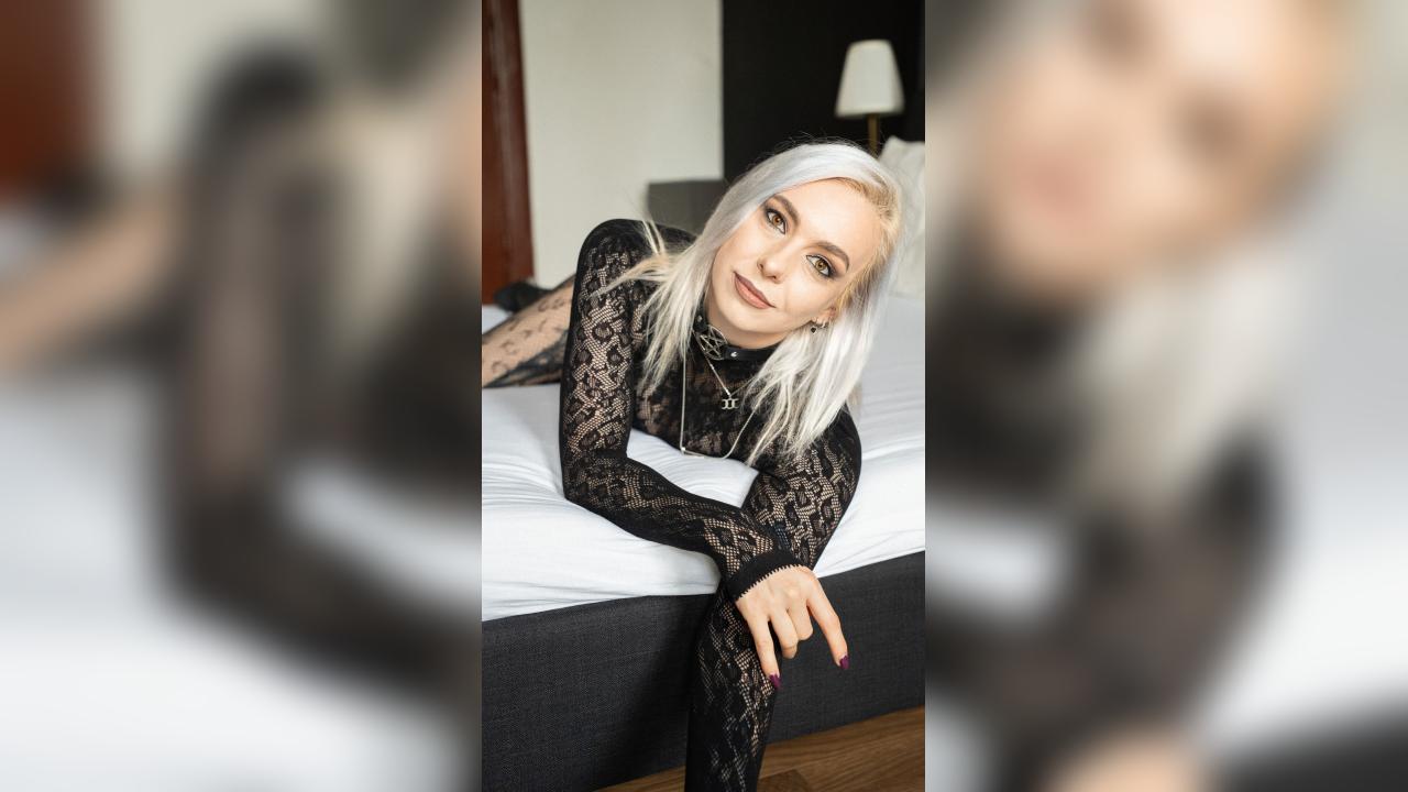 Webcam chat profile for freeanne: Piercings & tattoos