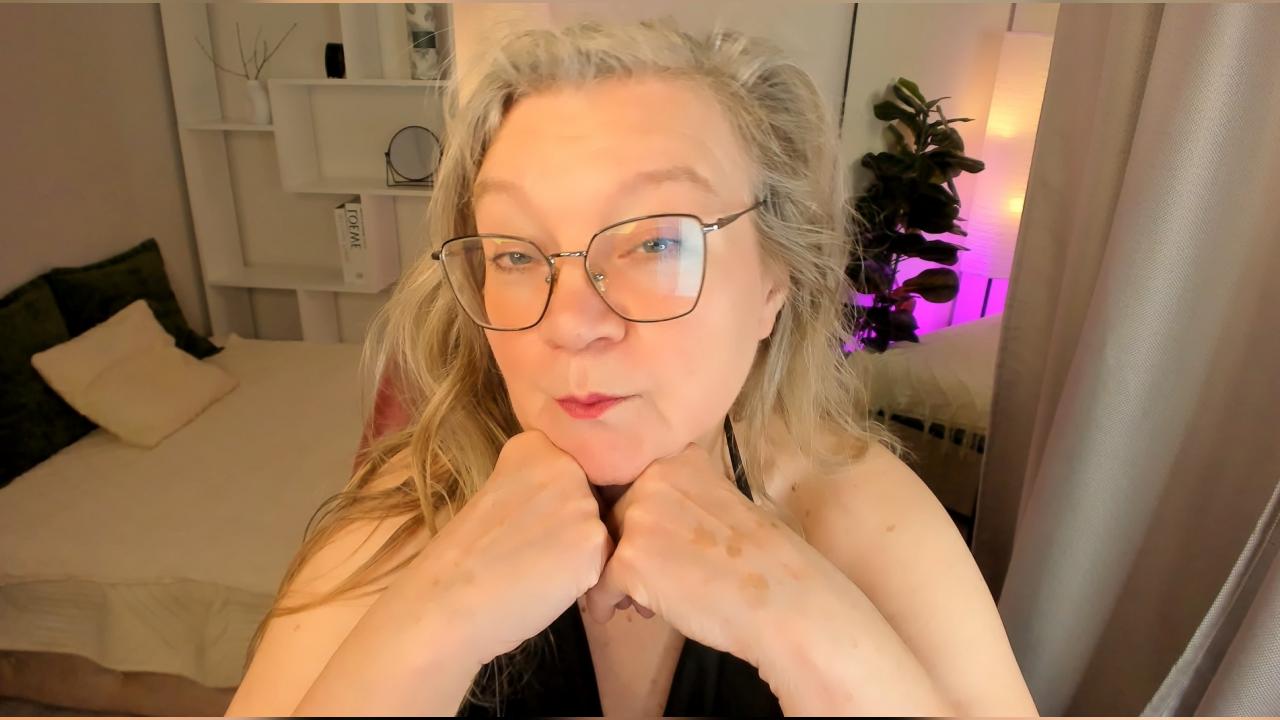 Webcam chat profile for NataliMellow: Kissing