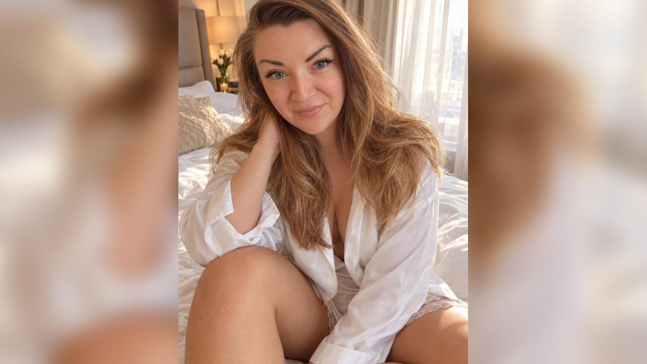 Webcam chat profile for Luvienne: Legs, feet & shoes