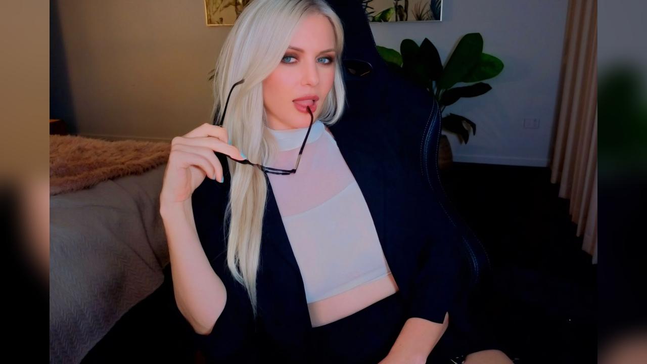 Webcam chat profile for PleaseMsLindsay: Kissing