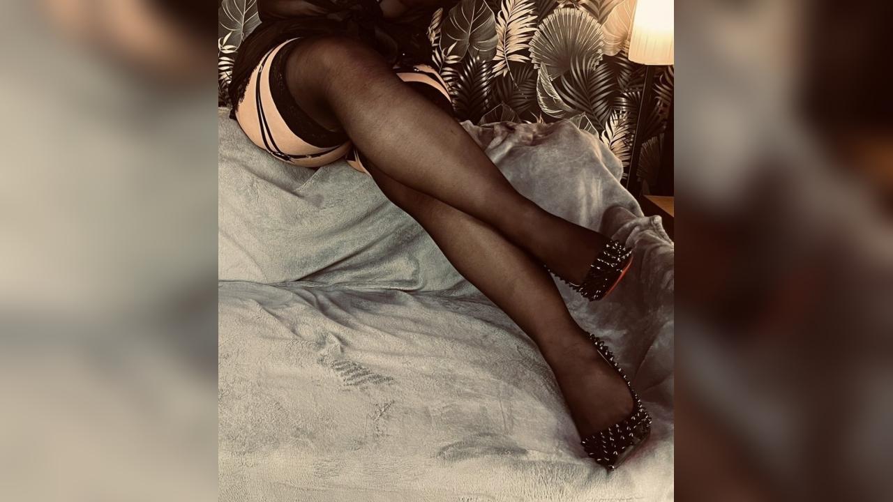 Webcam chat profile for MADYLICIOUS: Legs, feet & shoes
