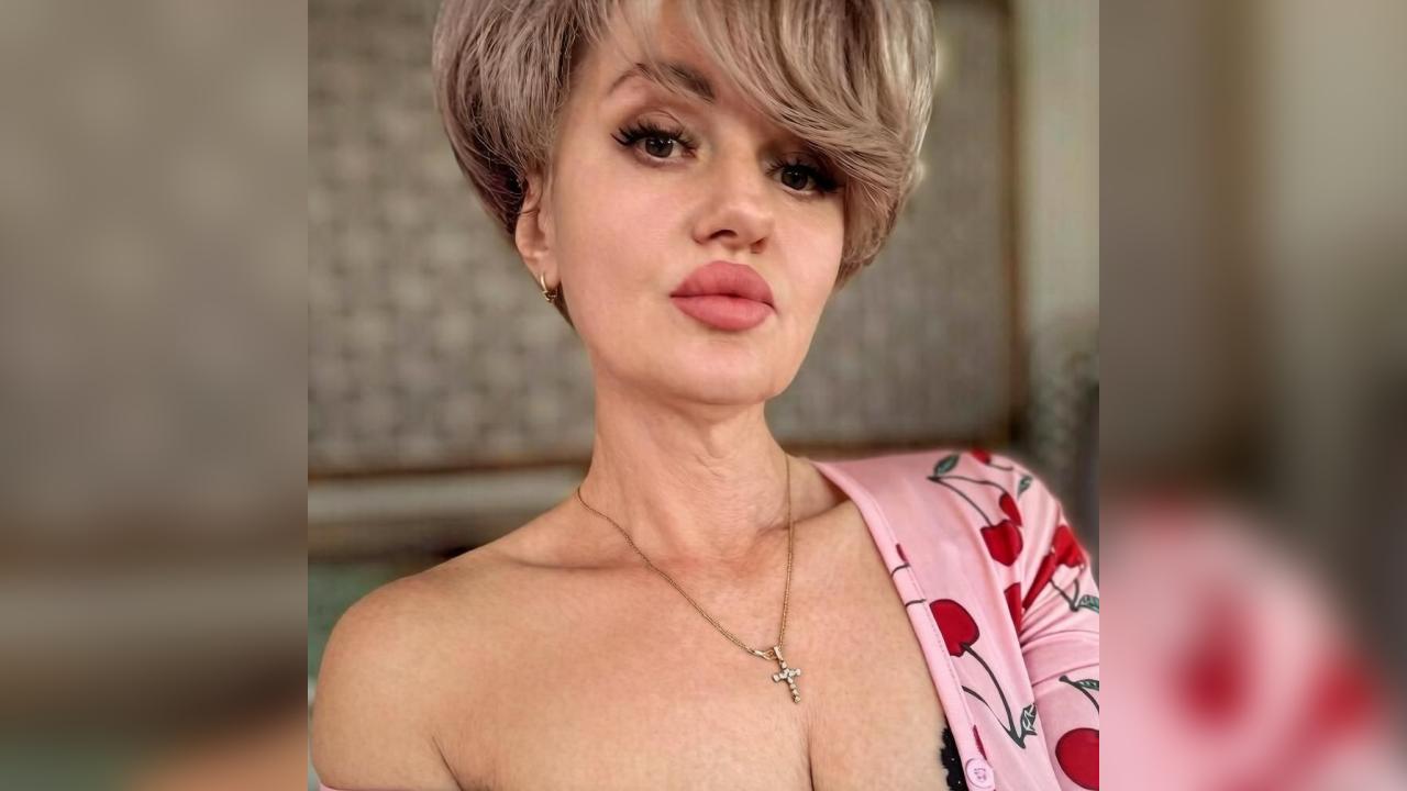 Webcam chat profile for MonAmurx: Dancing
