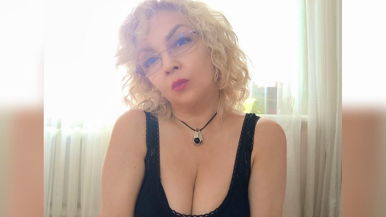 Webcam chat profile for ElowenRose: Outfits