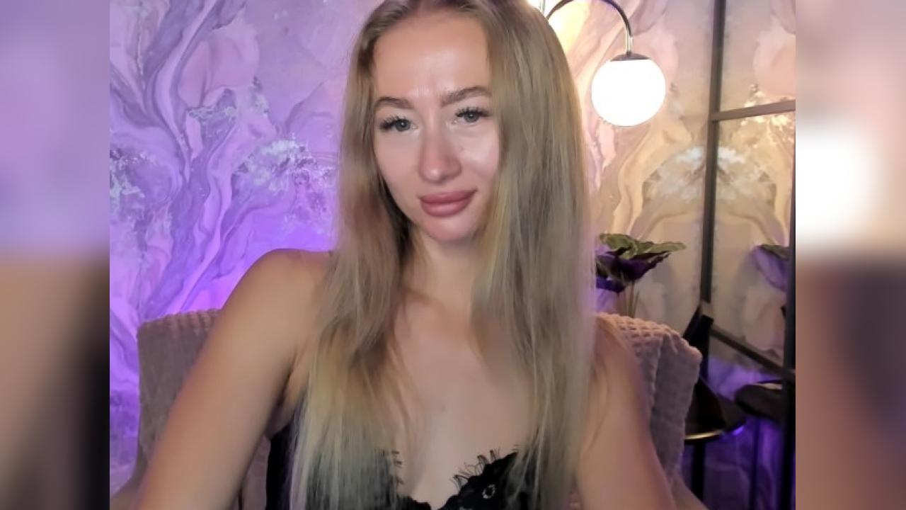 Webcam chat profile for VictoriaLight: Kissing
