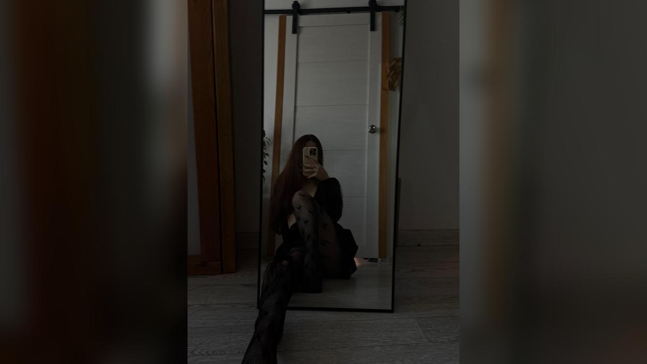 Webcam chat profile for Eveliina1: Kissing