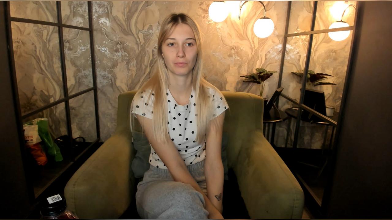 Webcam chat profile for LauraPurr: Kissing