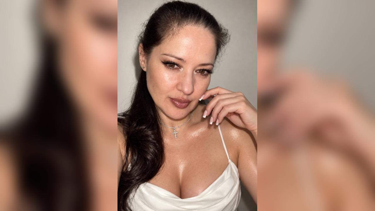 Webcam chat profile for MilaMua: Kissing