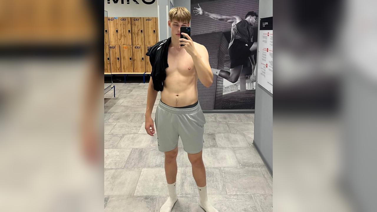 Webcam chat profile for HotGent: Kissing