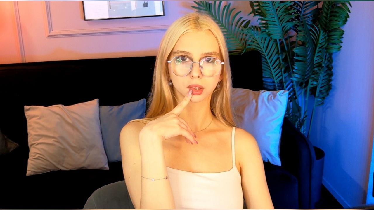 Webcam chat profile for CassieLawrence: Legs, feet & shoes
