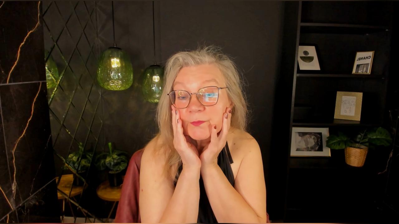 Webcam chat profile for NataliMellow: Kissing