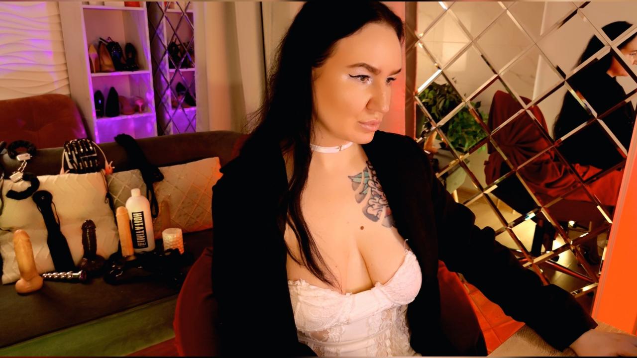 Webcam chat profile for LisaSin: Bondage & discipline