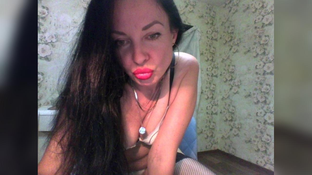 Webcam chat profile for StraWberry: Legs, feet & shoes