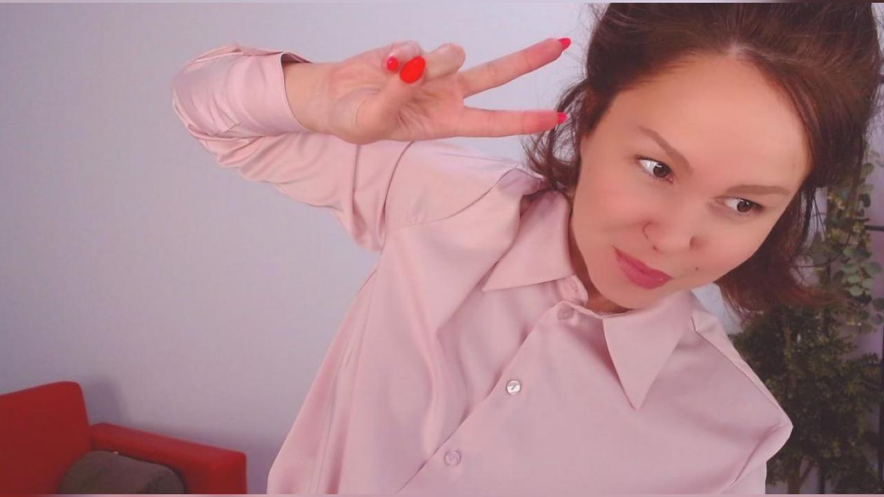 Webcam chat profile for VickyGold: Kissing