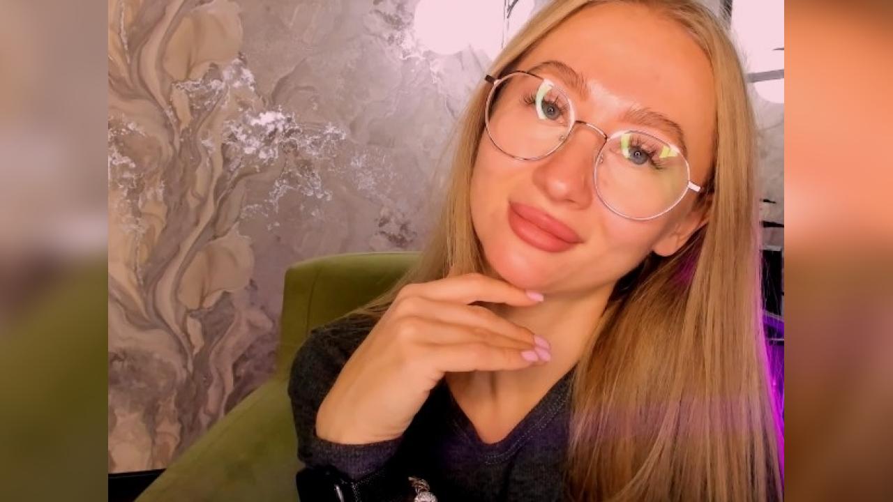 Webcam chat profile for VictoriaLight: Kissing
