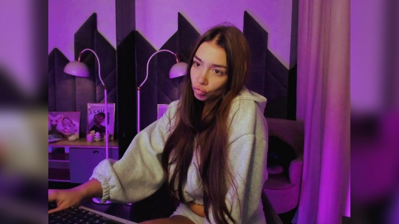 Webcam chat profile for KiaraKiy: Legs, feet & shoes