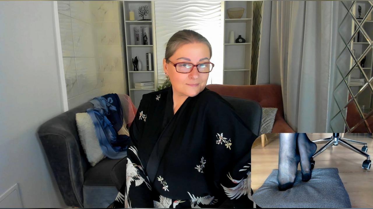 Webcam chat profile for AlexandraKind: Legs, feet & shoes