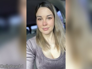 Webcam model DollyPeach1 from CamContacts