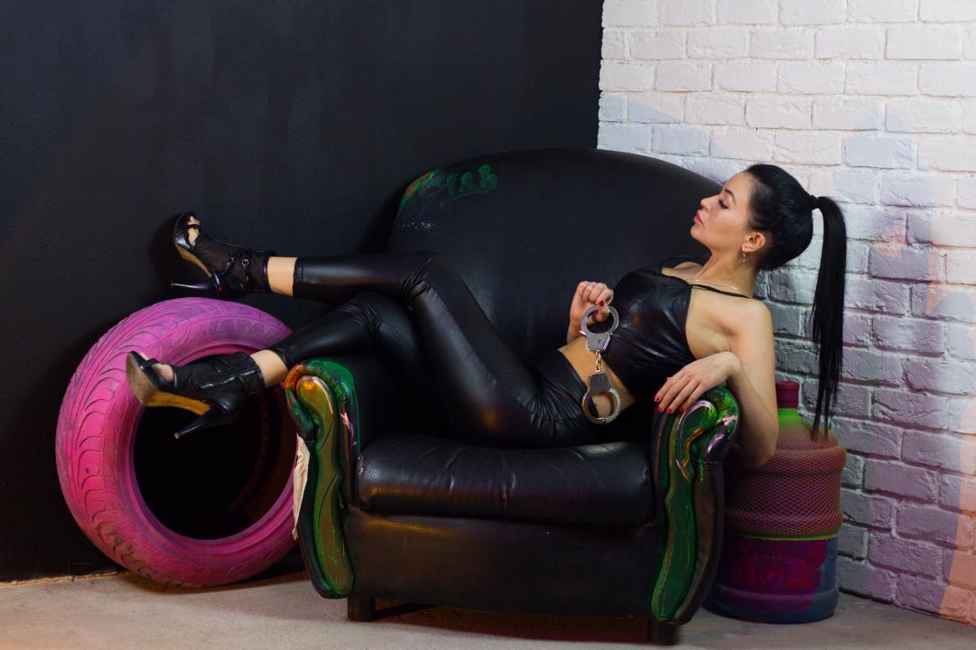 Webcam chat profile for MyLovelyBirdy: Bondage & discipline