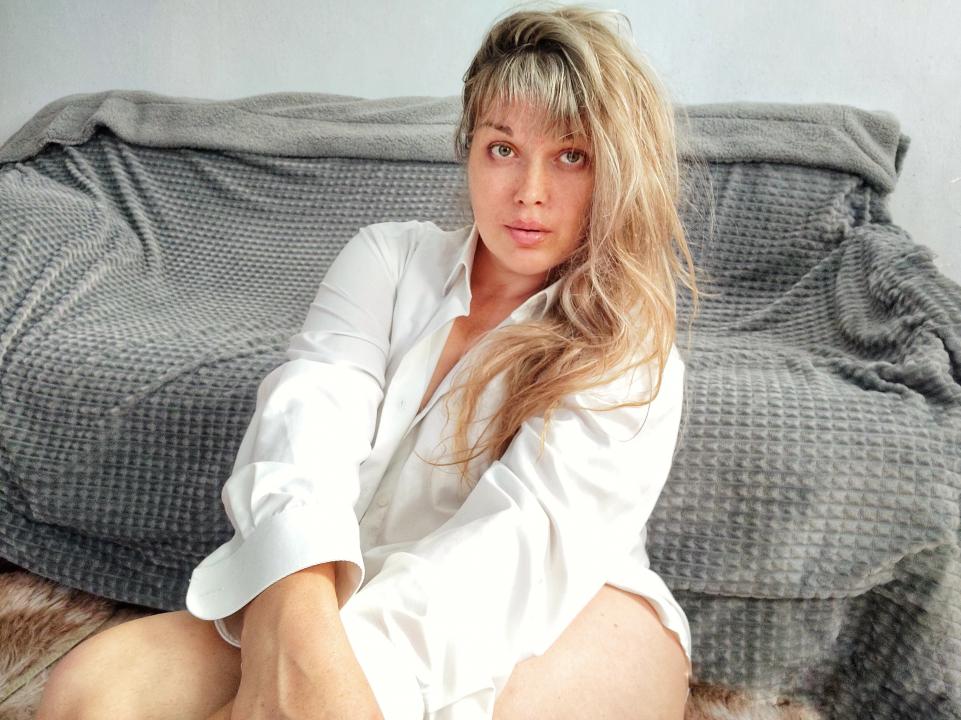 Webcam chat profile for KellyGentleTouc