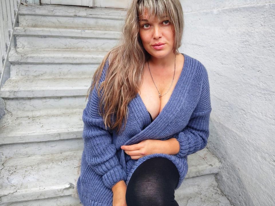 Webcam chat profile for KellyGentleTouc