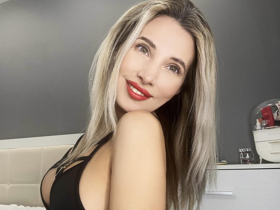 Webcam chat profile for MandyHottie: Kissing