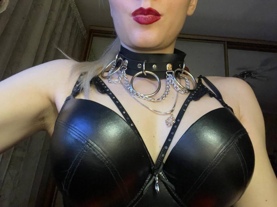 Webcam chat profile for lollyjull: Bondage & discipline