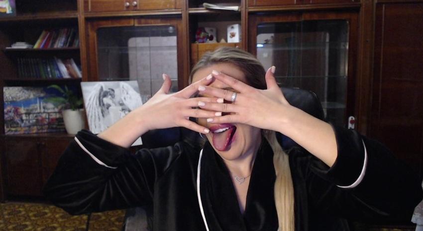 Webcam chat profile for Unpredictable32: Exhibition