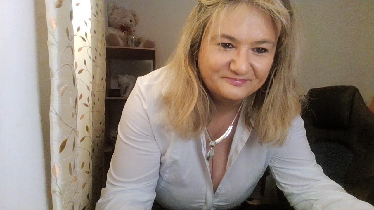 Webcam chat profile for sexysweetlipsx: Legs, feet & shoes