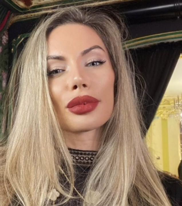 Webcam chat profile for LovelyWoman: Conversation