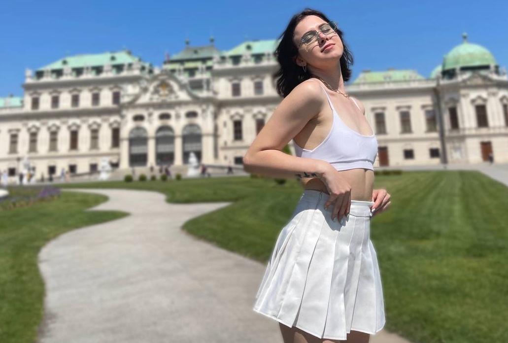 Webcam chat profile for Biniana: Ask about my Hobbies