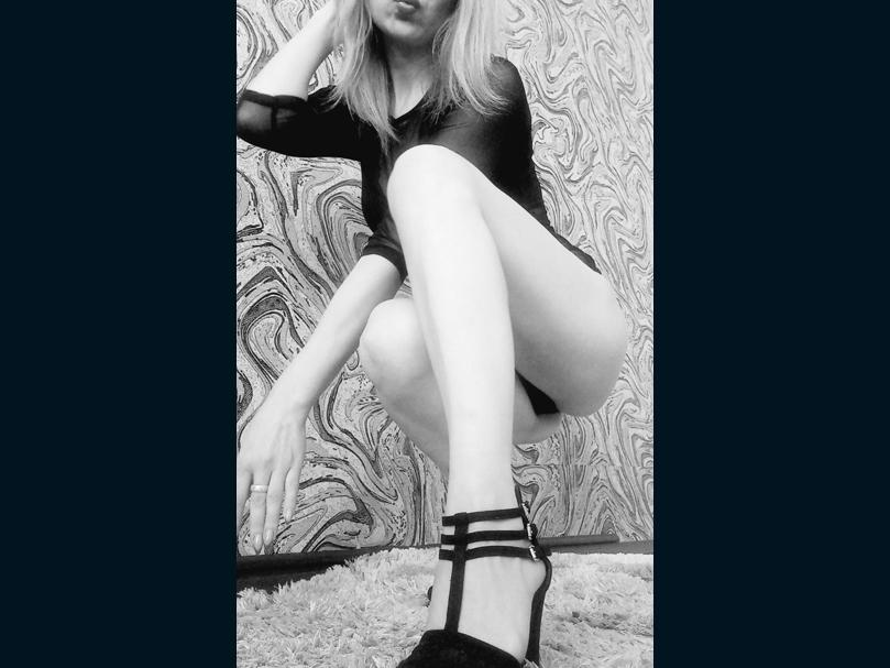 Webcam chat profile for NicieOne: Legs, feet & shoes