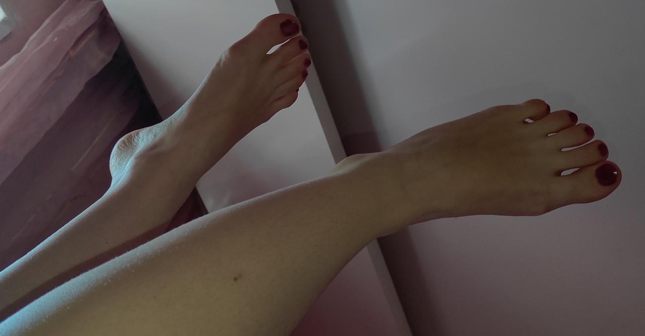 Webcam chat profile for MissRevy: Legs, feet & shoes