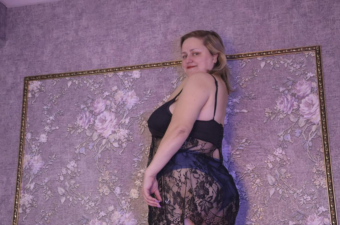 Webcam chat profile for ScarlettSoft: Kissing