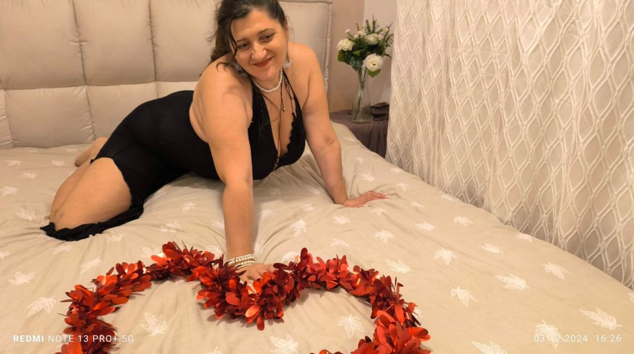 Webcam chat profile for SophiaBliss: Nipple play