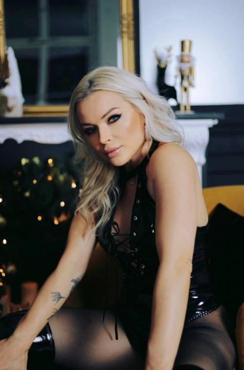 Webcam chat profile for Juliette: Dancing