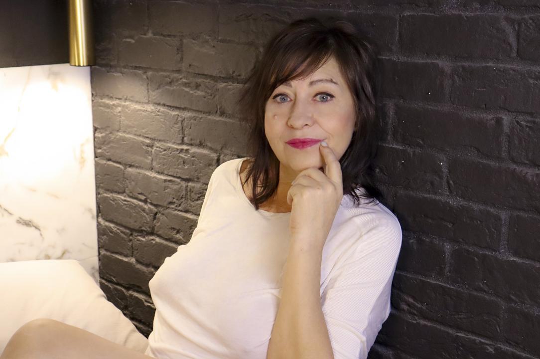 Webcam chat profile for LindaPassionate: Kissing