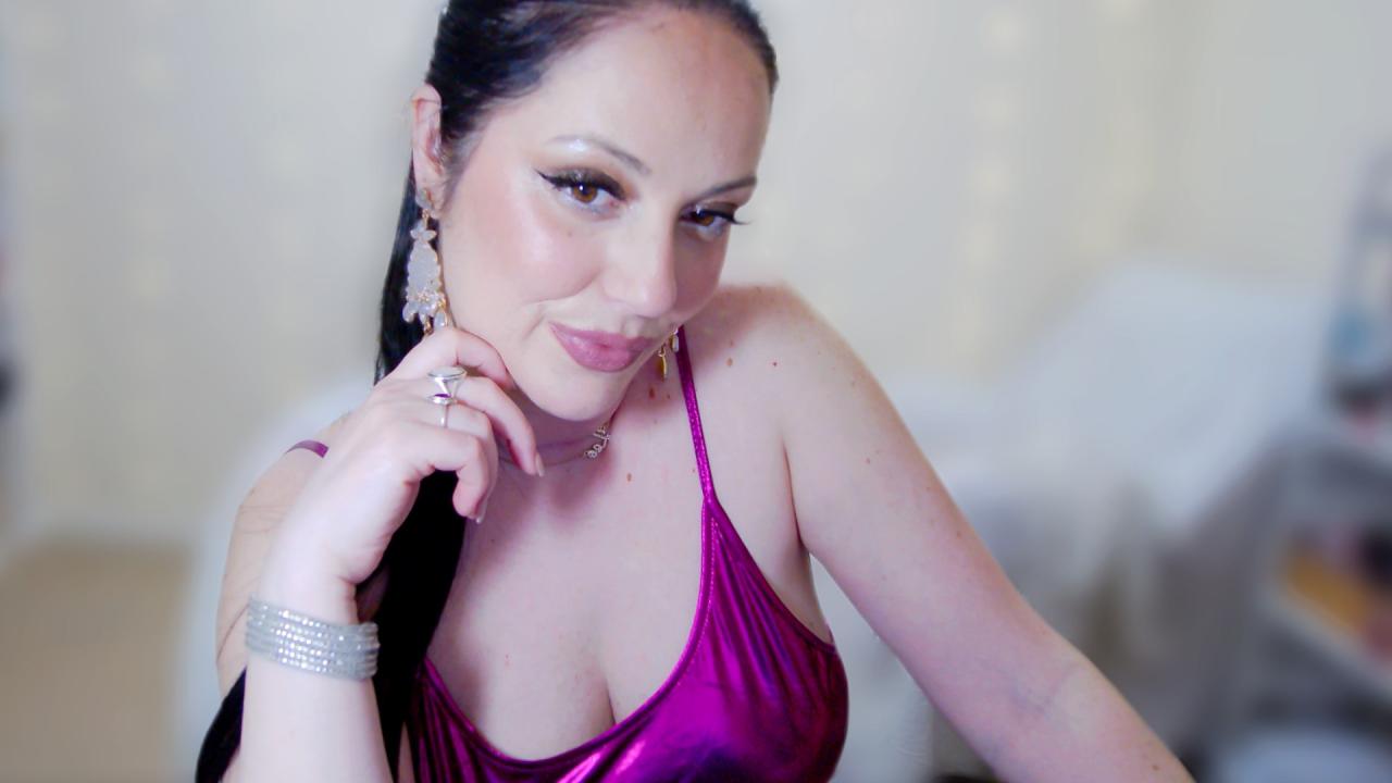 Webcam chat profile for ChicAllure: Leather